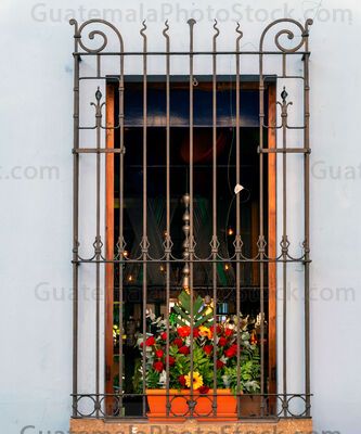 Balcón decorado con flores