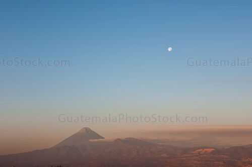 Amanecer frente a los volcanes