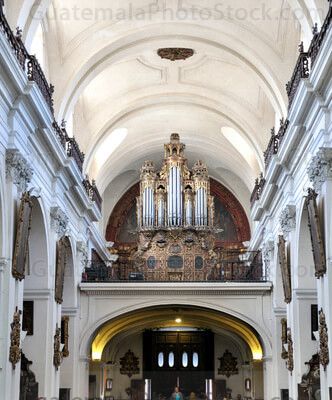 Nave central y coro alto