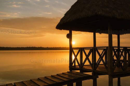 Atardecer en la Laguna Lachuá, Cobán