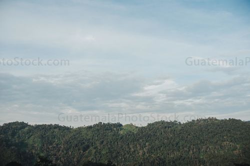 Paisaje cielo y montaña