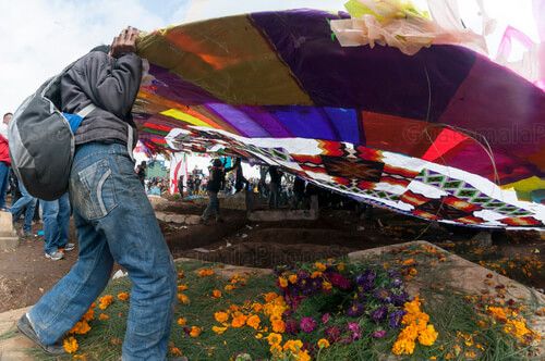 Levantando un barrilete gigante