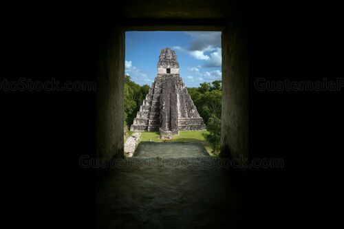 Vista majestuosa del Templo I de Tikal desde el interior del Templo II