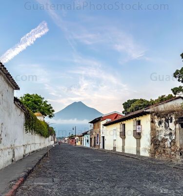 Calle empedrada con vista al Volcán de Agua, Antigua Guatemala