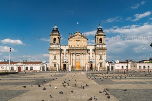 Catedral Bicentenaria coronada por la luna llena
