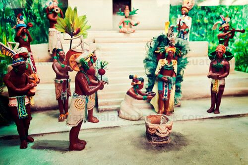 Maqueta idealista de la vida maya