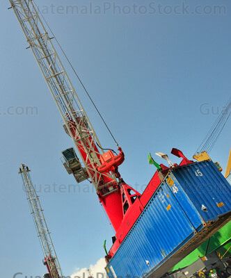 Descarga de contenedores en Puerto Barrios