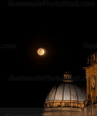 Luna llena y cupula de la Catedral