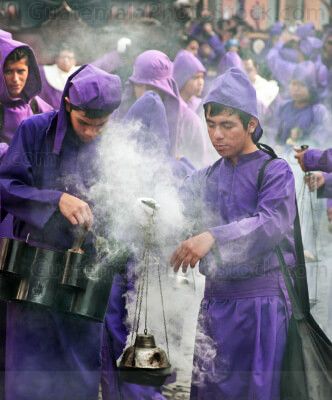 Cucuruchos incensando el camino de la procesión
