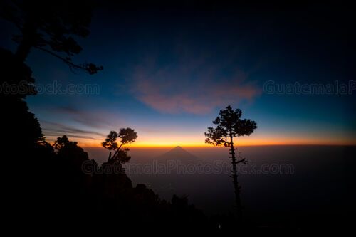Amanecer frente al Volcán de Agua