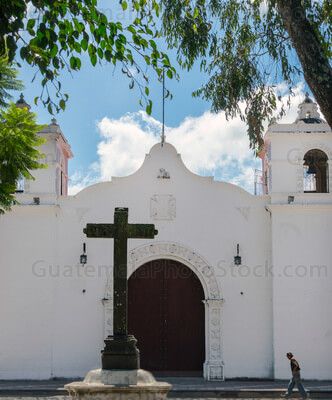 Fachada de la Iglesia de San Bartolomé Becerra