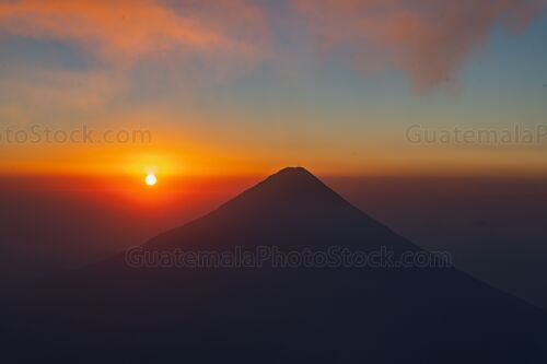 Amanecer frente al Volcán de Agua