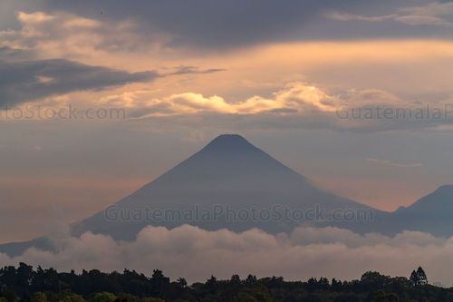 Volcán de agua entre nubes