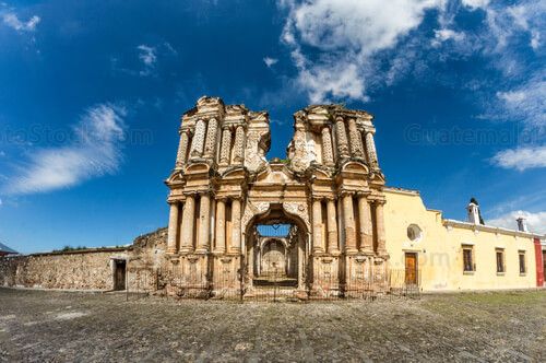 Fachada de la ruina de la Iglesia del Carmen
