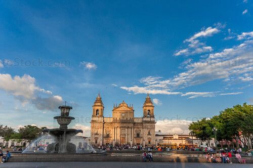 Atardecer en la Plaza Central y Catedral Metropolitana