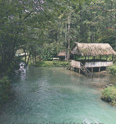 Río en las Cuevas del Rey Marcos