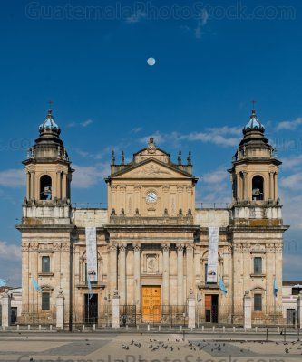 Catedral Bicentenaria coronada por la luna llena
