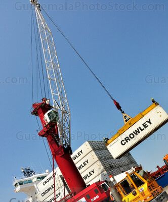 Descarga de contenedores en Puerto Barrios