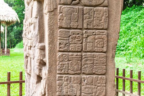 Detalle de glifos mayas en estela de Quiriguá