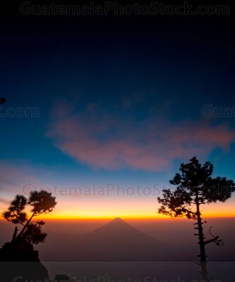 Amanecer frente al Volcán de Agua