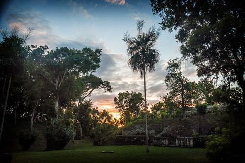 Vista al atardecer desde la plaza B de Yaxhá