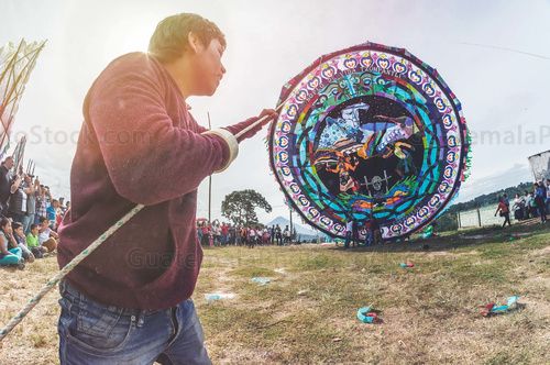 Levantando un Barrilete Gigante