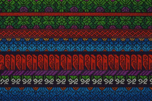 Textil tradicional maya de occidente con patrones zoomorfos y geométricos