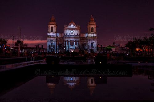 Fachada de Catedral Metropolitana iluminada por Mapping