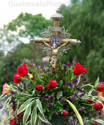Cruz alta que marca el inicio del cortejo procesional