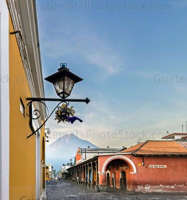 Farol colonial y Volcán de Agua al amanecer, Antigua Guatemala
