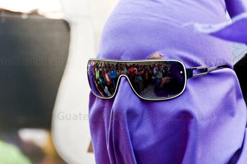 Estudiante encapuchado