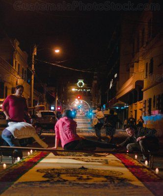 Elaboración de alfombra en la Ciudad de Guatemala