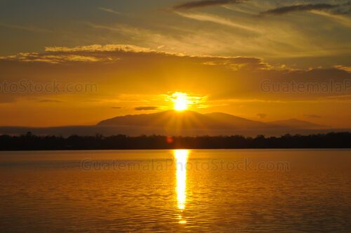 Amanecer en el Lago de Izabal