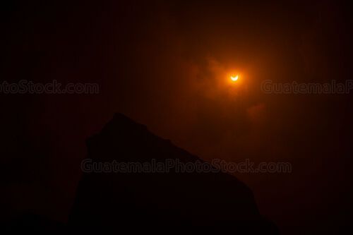 Eclipse parcial de sol y cresteria Templo II de Tikal