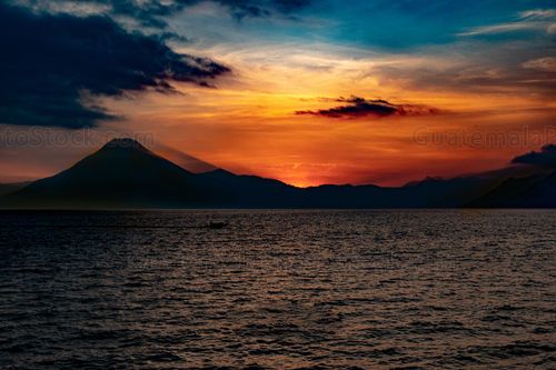 Atardecer sobre el Lago de Atitlán, Sololá
