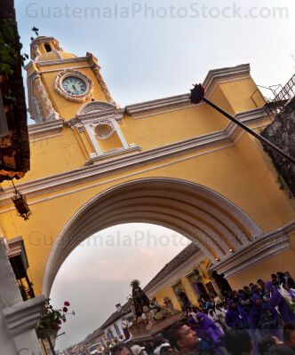 Procesión bajo el Arco de Santa Catalina