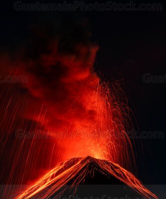 Erupción nocturna del Volcán de Fuego