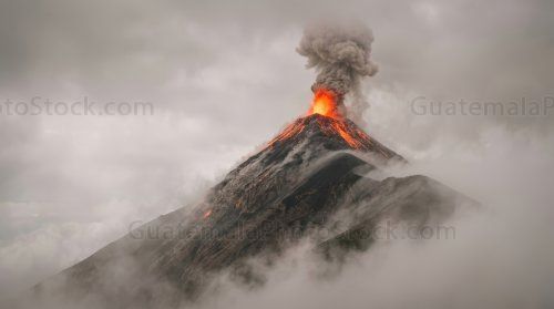 Erupción Volcán de Fuego entre las nubes