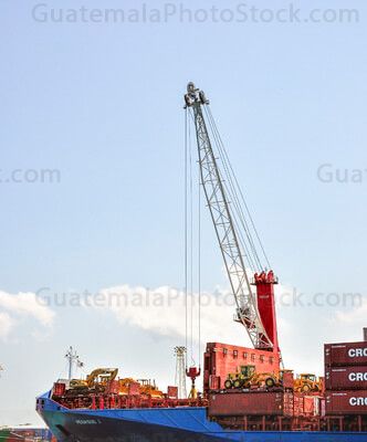 Descarga de contenedores en Puerto Barrios