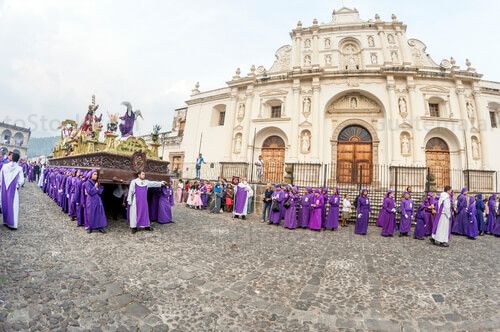 Tanda frente a San José Catedral