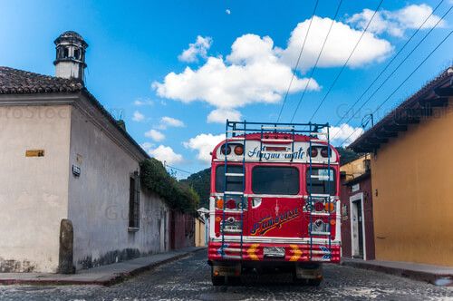 Bus en las calles empedradas