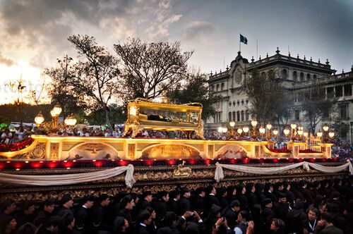 Cortejo procesional de la Consagrada Imagen del Señor Sepultado