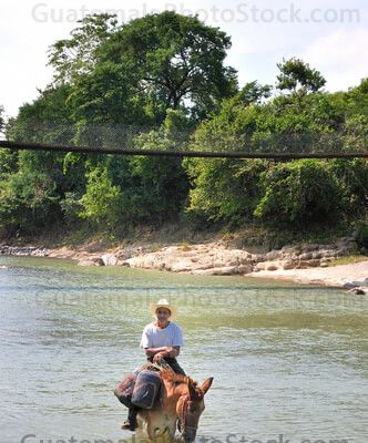Cruzando el Río Ostúa