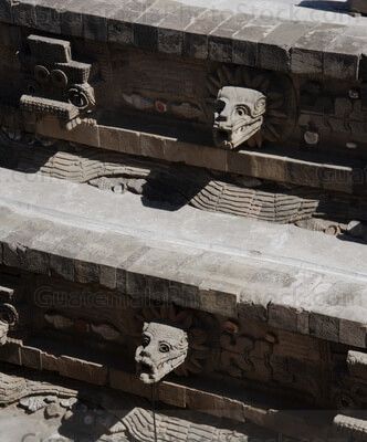 Detalle de cabezas en la Piramide de Quetzalcoatl