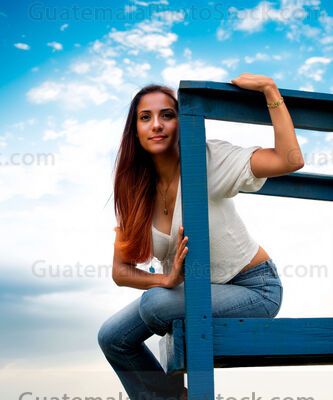 Chica a la orilla de la playa