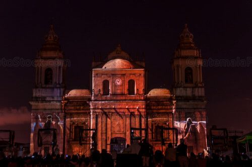 Fachada de Catedral Metropolitana iluminada por Mapping