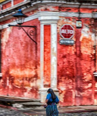 Mujer corre en las calle empedradas de Antigua