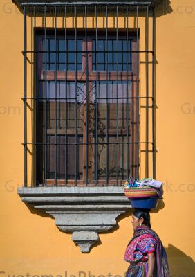 Mujer indigena camina en las calles de la Antigua Guatemala
