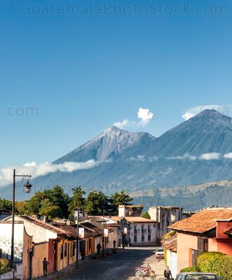 Antigua Guatemala y Volcán de Fuego