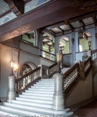 Gradas del interior del Palacio Nacional de la Cultura